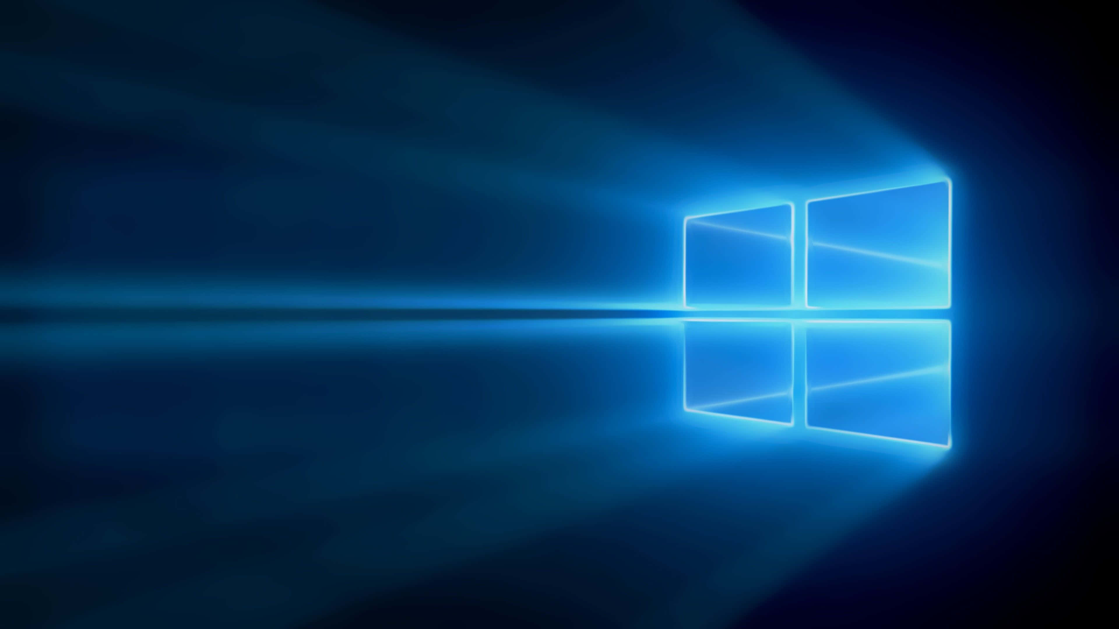 Windows Default 桌布 壁紙 — 發光的藍色Windows標誌在黑暗背景中閃耀，伴隨著耀眼的光束。