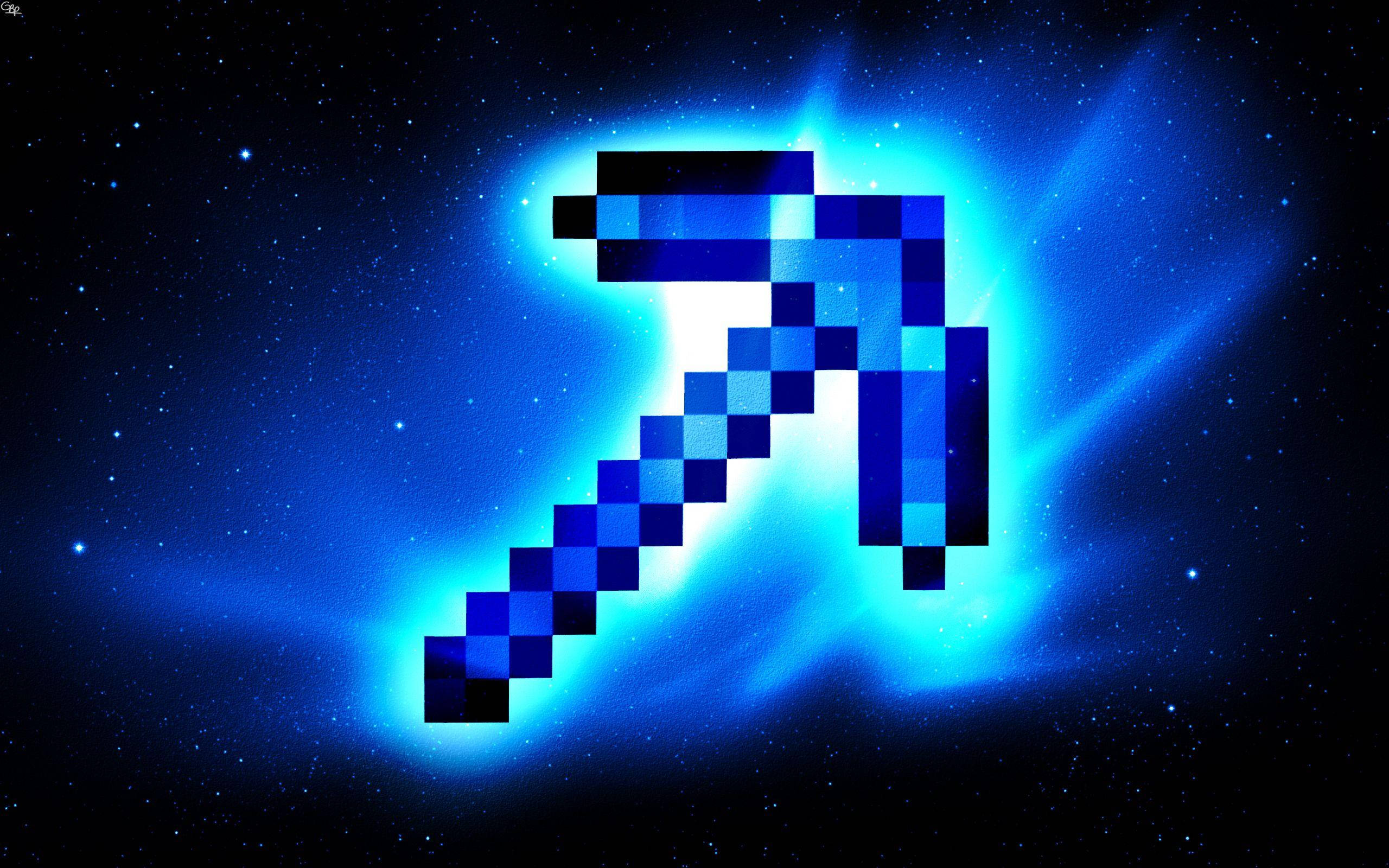 可愛 Minecraft 桌布 壁紙 — 發光的藍色像素鎬在星空宇宙背景中散發光芒。