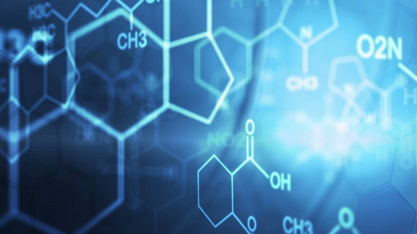科學 桌布 壁紙 — 發光的藍色分子結構和化學公式漂浮在未來數位空間中，帶有柔和的光線。