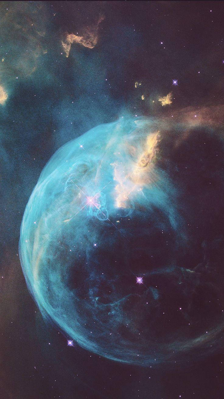 銀河 桌布 壁紙 — 發光的藍色和金色星雲在黑暗的宇宙背景下與星星一起旋轉。