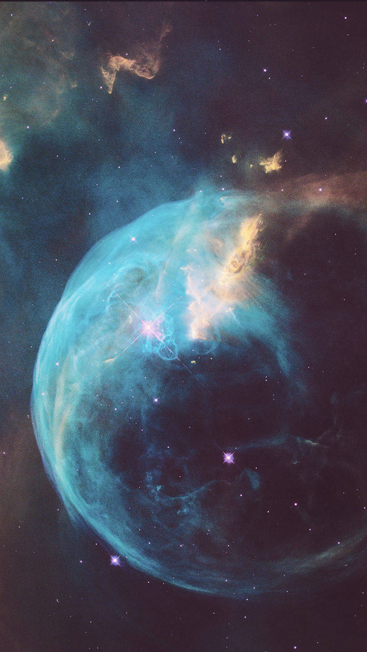 iPhone XS 桌布 壁紙 — 發光的藍色和金色星雲在黑暗的宇宙背景下與星星一起旋轉。