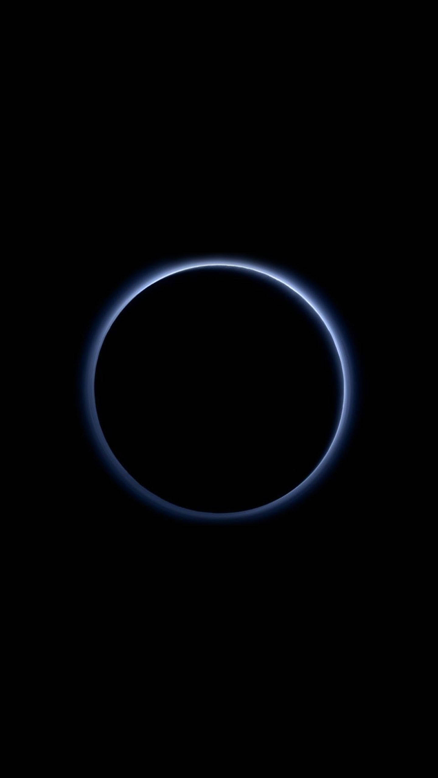 AMOLED 桌布 壁紙 — 發光的藍色圓環在漆黑虛空中閃耀，營造出極簡的宇宙光暈效果。