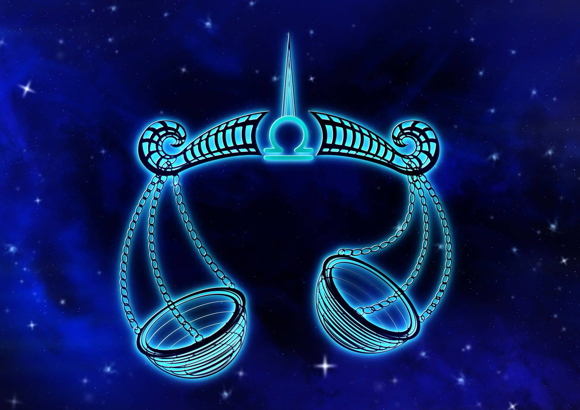 星座運勢 桌布 壁紙 — 發光的藍色天秤座天秤在星雲點綴的星空宇宙夜空中漂浮。