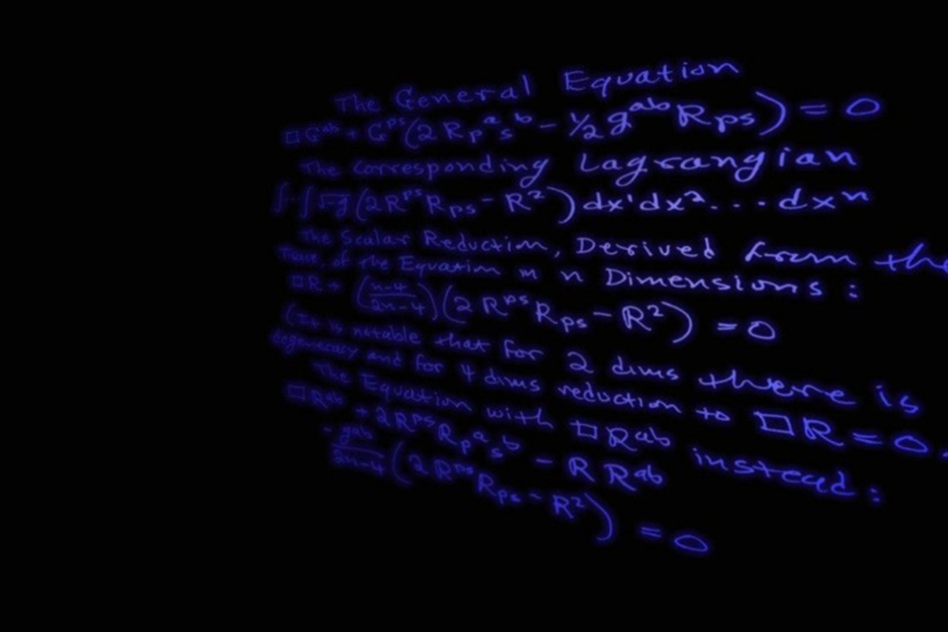 Physics 桌布 壁紙 — 發光的藍色手寫物理方程式漂浮在漆黑的背景上，營造出宇宙、智慧的氛圍。