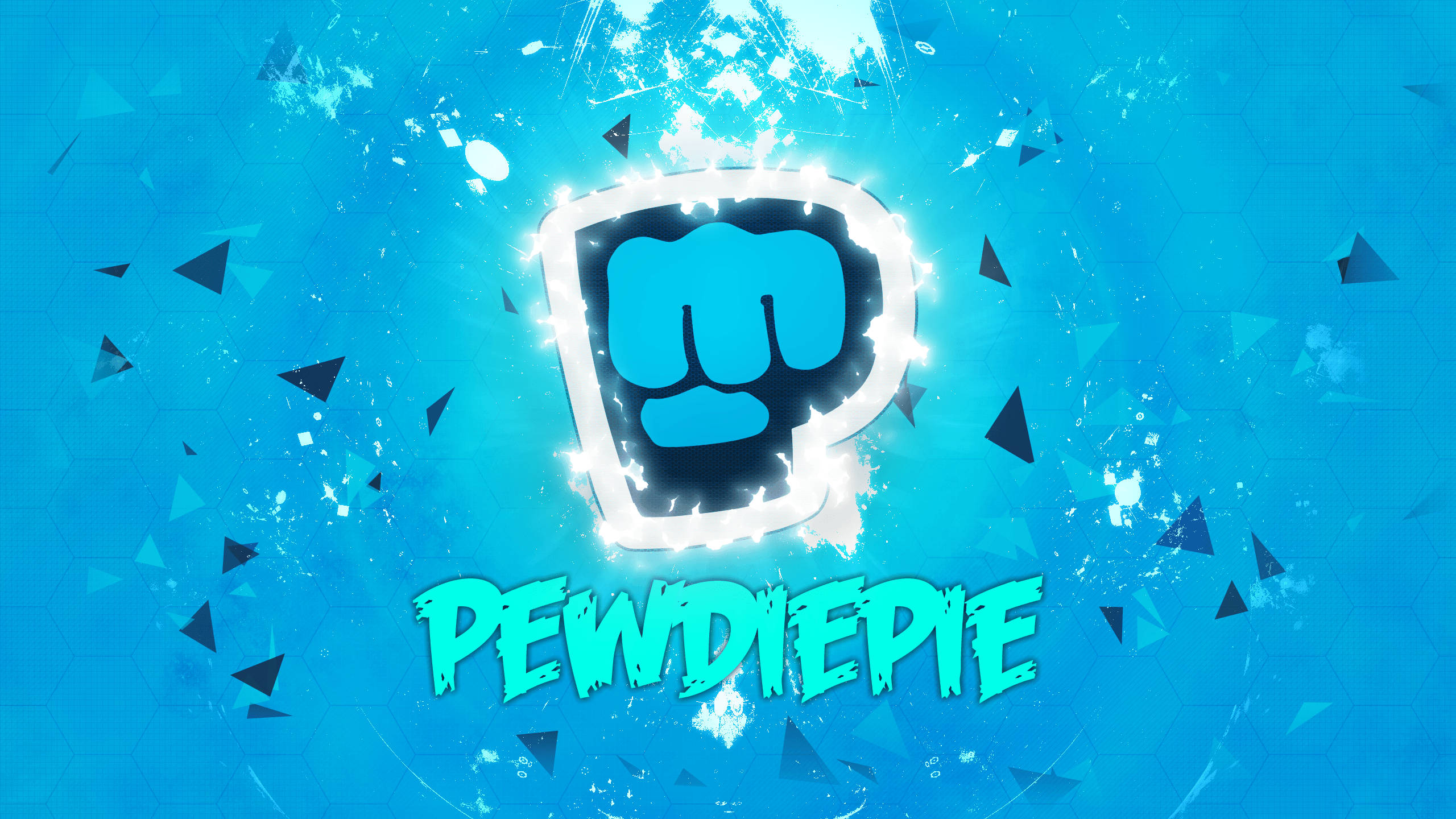 PewDiePie 桌布 壁紙 — 發光的藍色拳頭標誌，帶有 'PEWDIEPIE' 文字，在帶有散落深色三角形的鮮豔藍色背景上爆發。