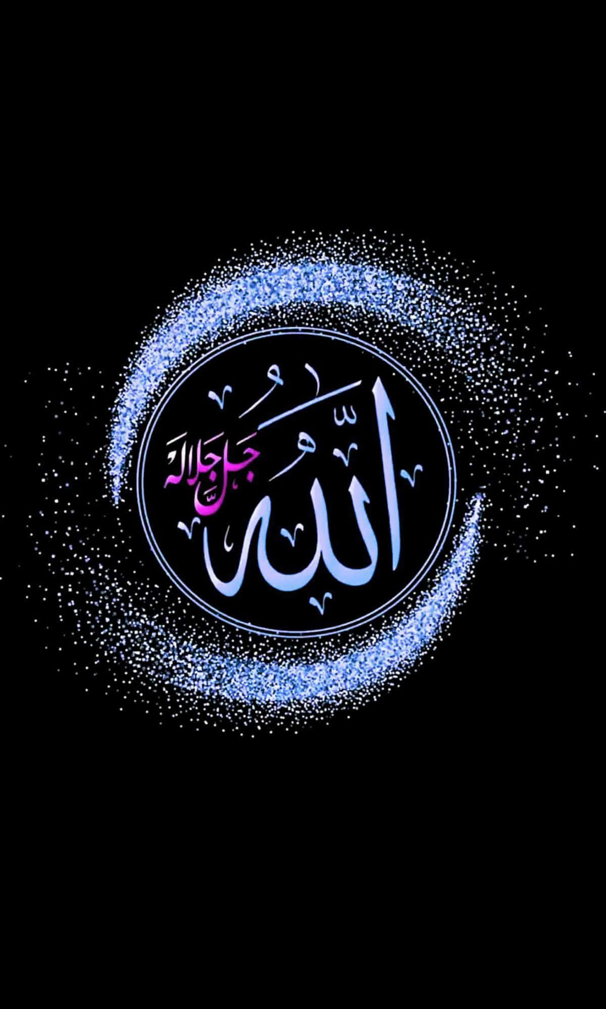 arabic 桌布 壁紙 — 發光的藍色新月與閃爍的粒子圍繞著黑色背景上真主和吉卜利勒的優雅阿拉伯書法。