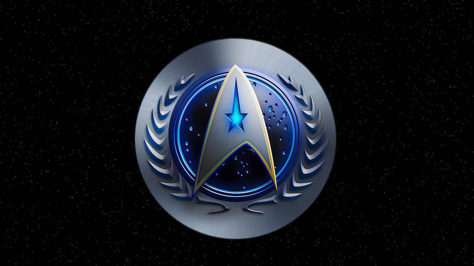星際爭霸戰 桌布 壁紙 — 發光的藍色星際艦隊徽章在繁星點點的黑色太空背景下閃耀，配有金屬月桂花環。