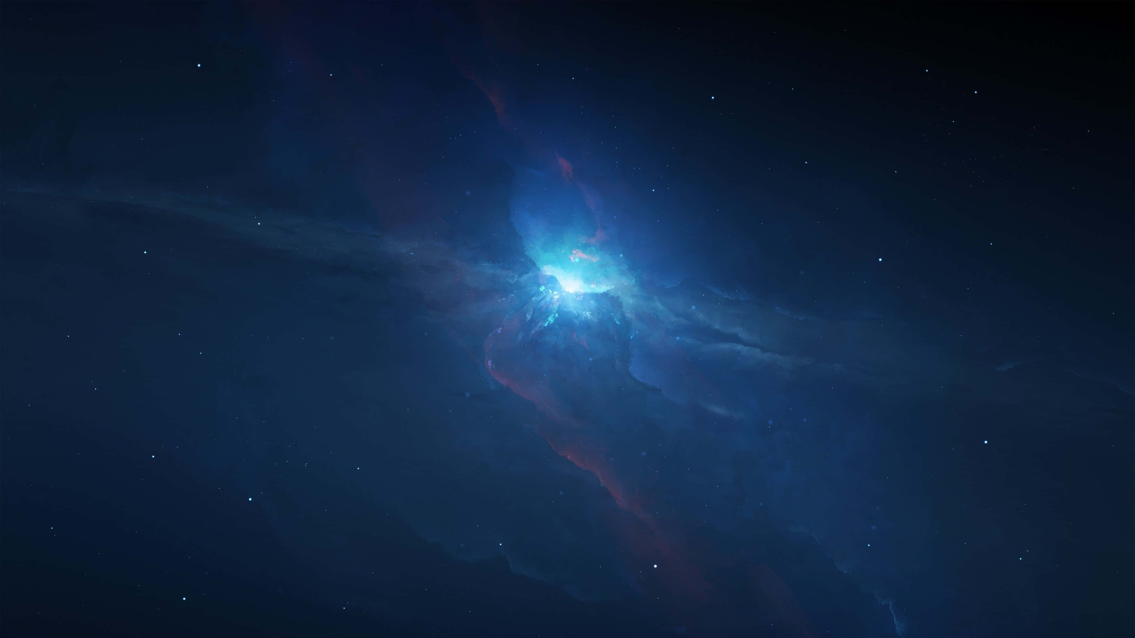 4K 太空 桌布 壁紙 — 發光的藍色星雲，帶有旋轉的紅色雲層和遙遠的星星，照亮了廣闊的黑暗宇宙。