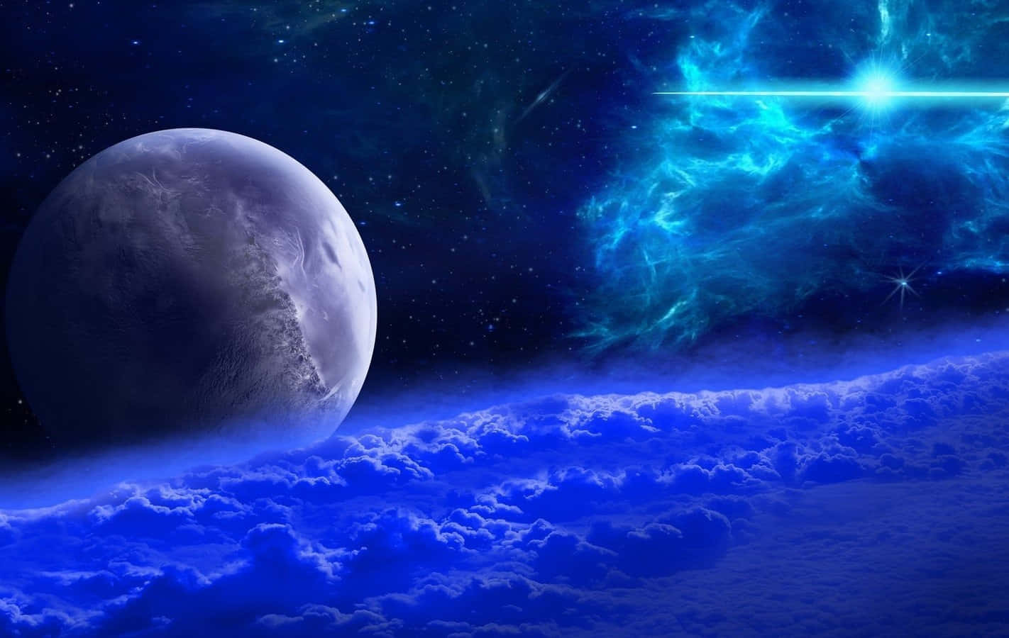 宇宙 桌布 壁紙 — 發光的藍色星雲照亮了旋轉雲層上方的一顆行星，在繁星點點的宇宙廣袤中。
