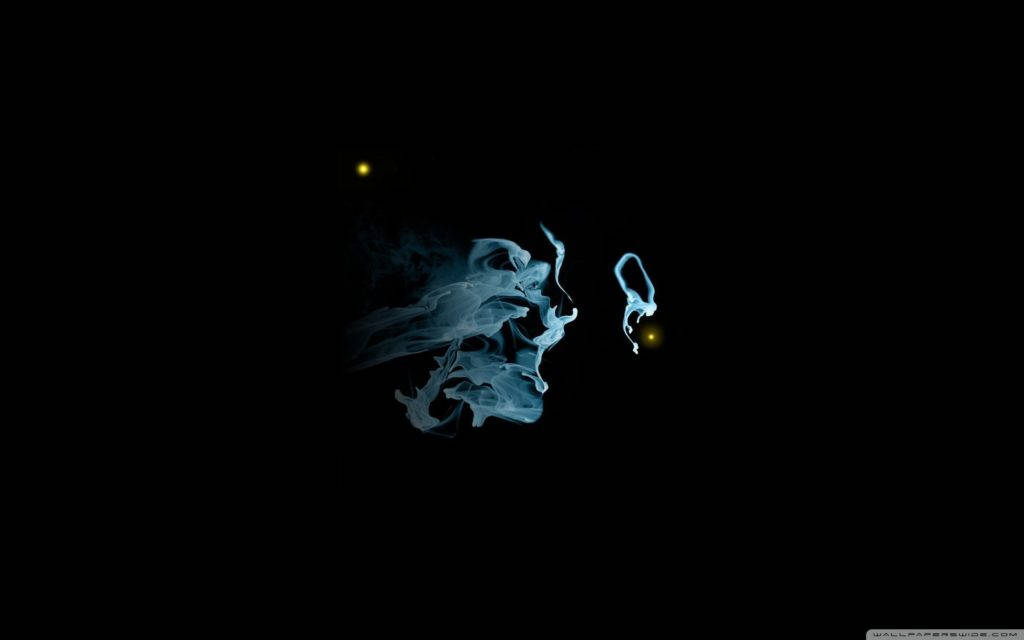 Smoke HD 桌布 壁紙 — 發光的藍色煙霧漩渦在黑色背景上形成一個問號，並有兩個小黃燈。