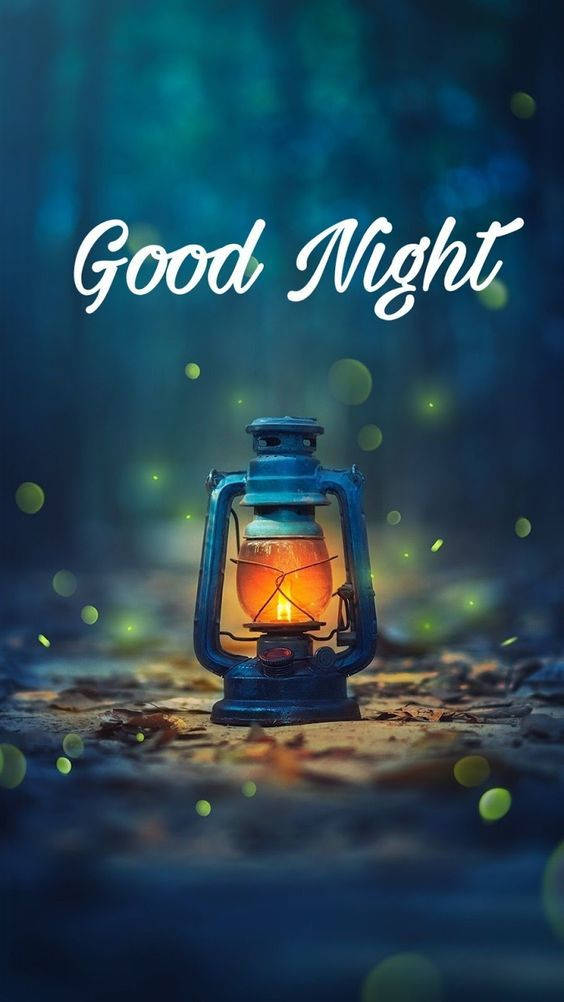 晚安 桌布 壁紙 — 發光的藍色燈籠在夜間將溫暖的光投射在森林地面上，周圍環繞著漂浮的螢火蟲和柔和散景。