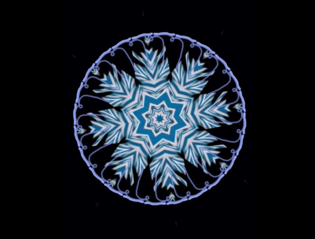 曼陀羅 桌布 壁紙 — 發光的藍色碎形雪花圖案在純黑背景上散發出對稱性。