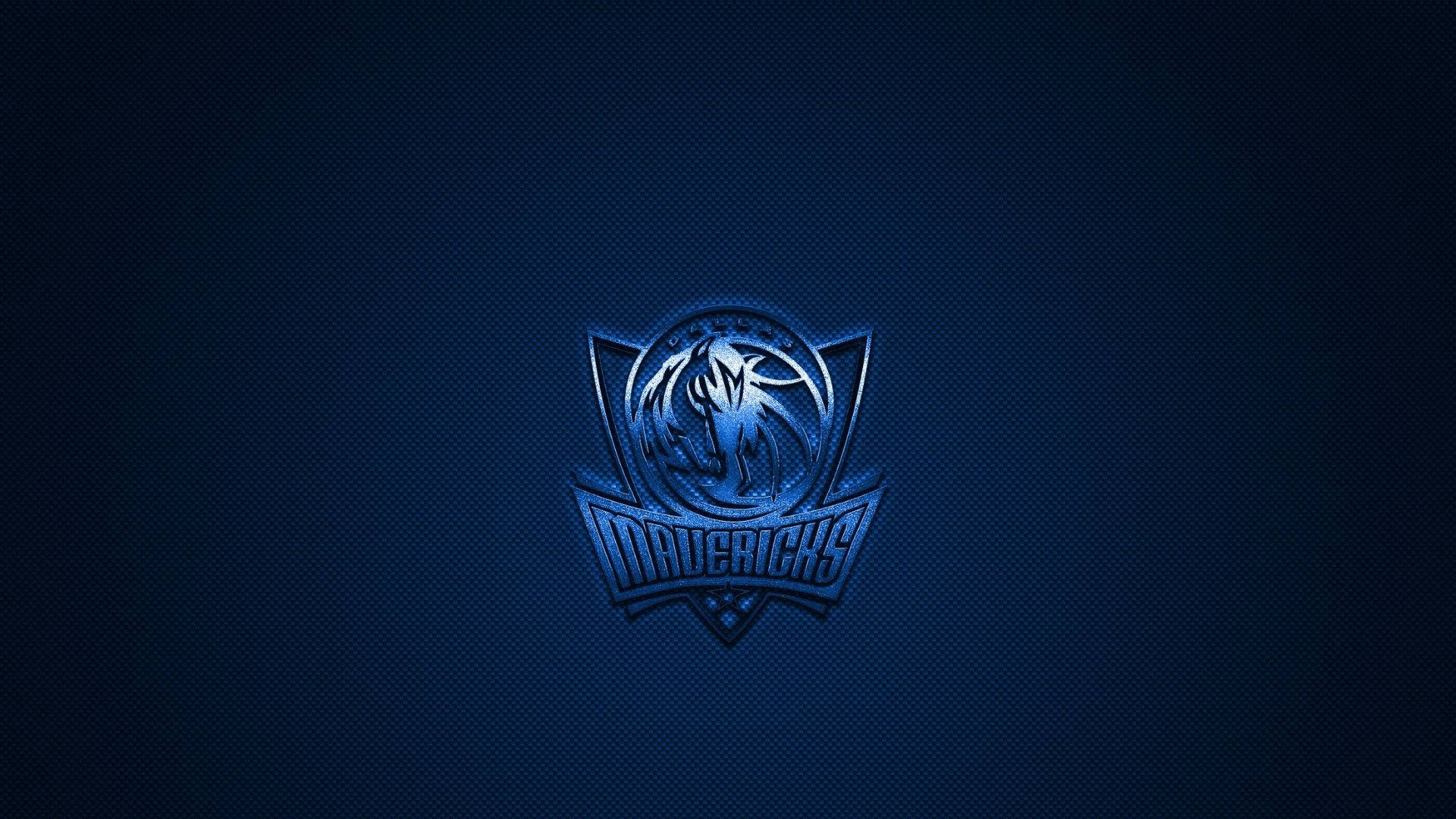 Mavericks 桌布 壁紙 — 發光的藍色達拉斯獨行俠標誌居中於帶有細微漸變照明的紋理深藍色背景上。