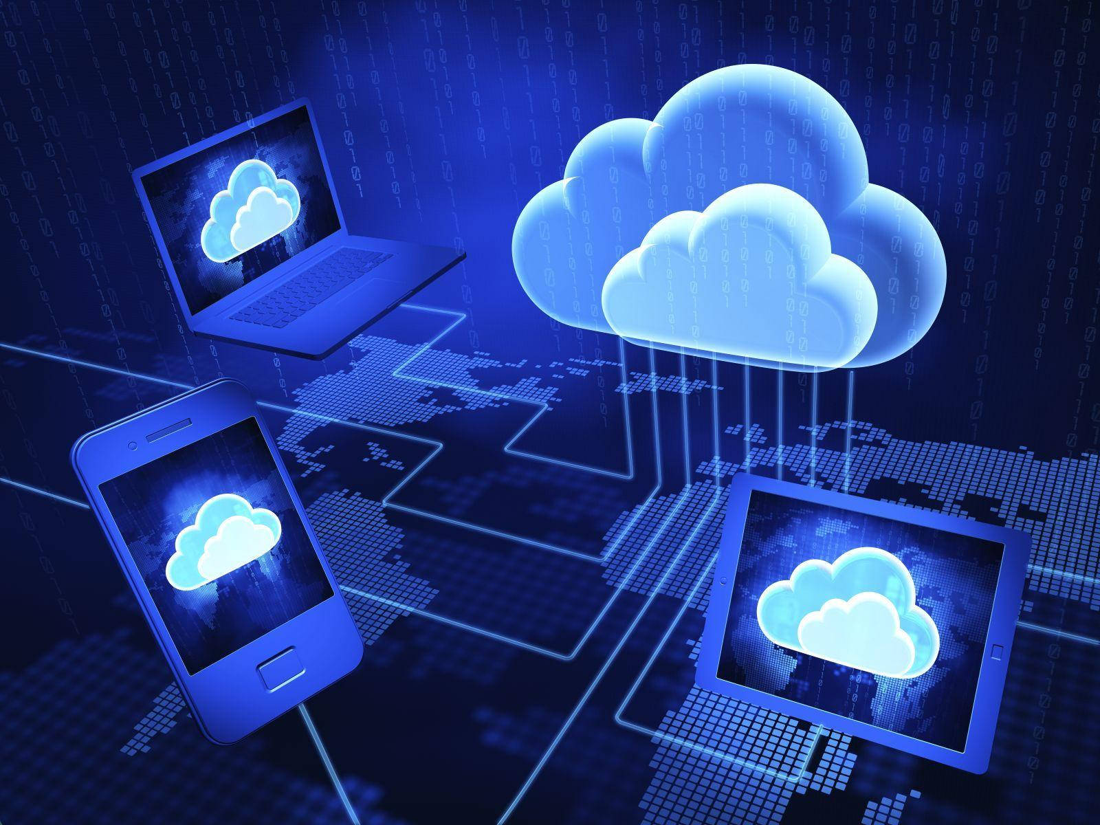 Internet 桌布 壁紙 — 發光的藍色雲端圖示連接到數位世界地圖上的筆記型電腦、電話和平板電腦，地圖上有掉落的二進位代碼。