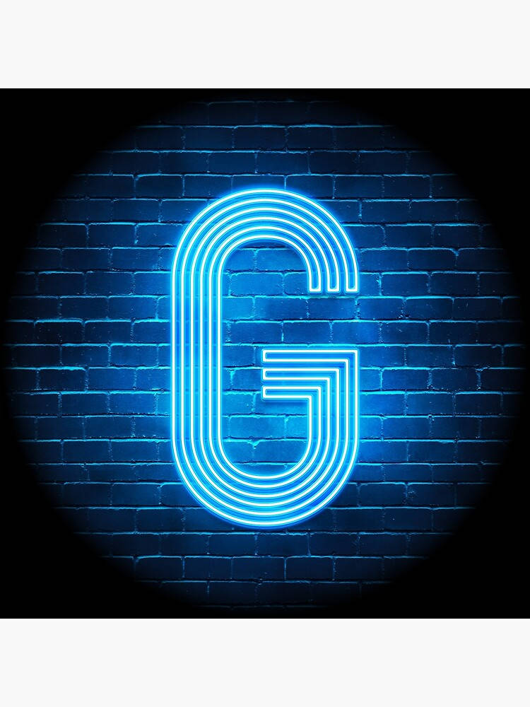 g 桌布 壁紙 — 發光的藍色霓虹字母G在聚光燈效果下，在深色磚牆上閃耀。