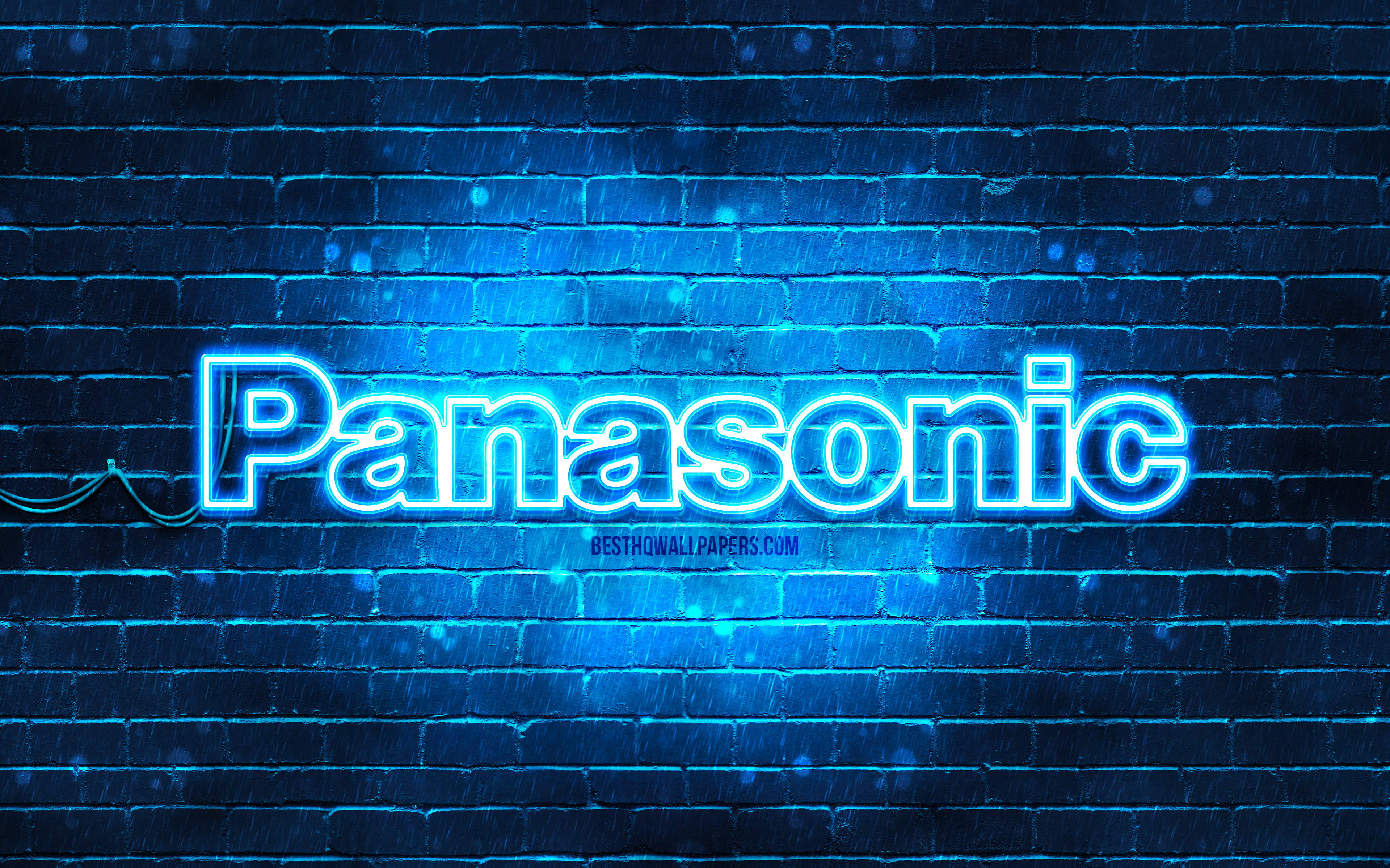 Panasonic 桌布 壁紙 — 發光的藍色霓虹燈Panasonic標誌照亮了夜雨中潮濕的磚牆。