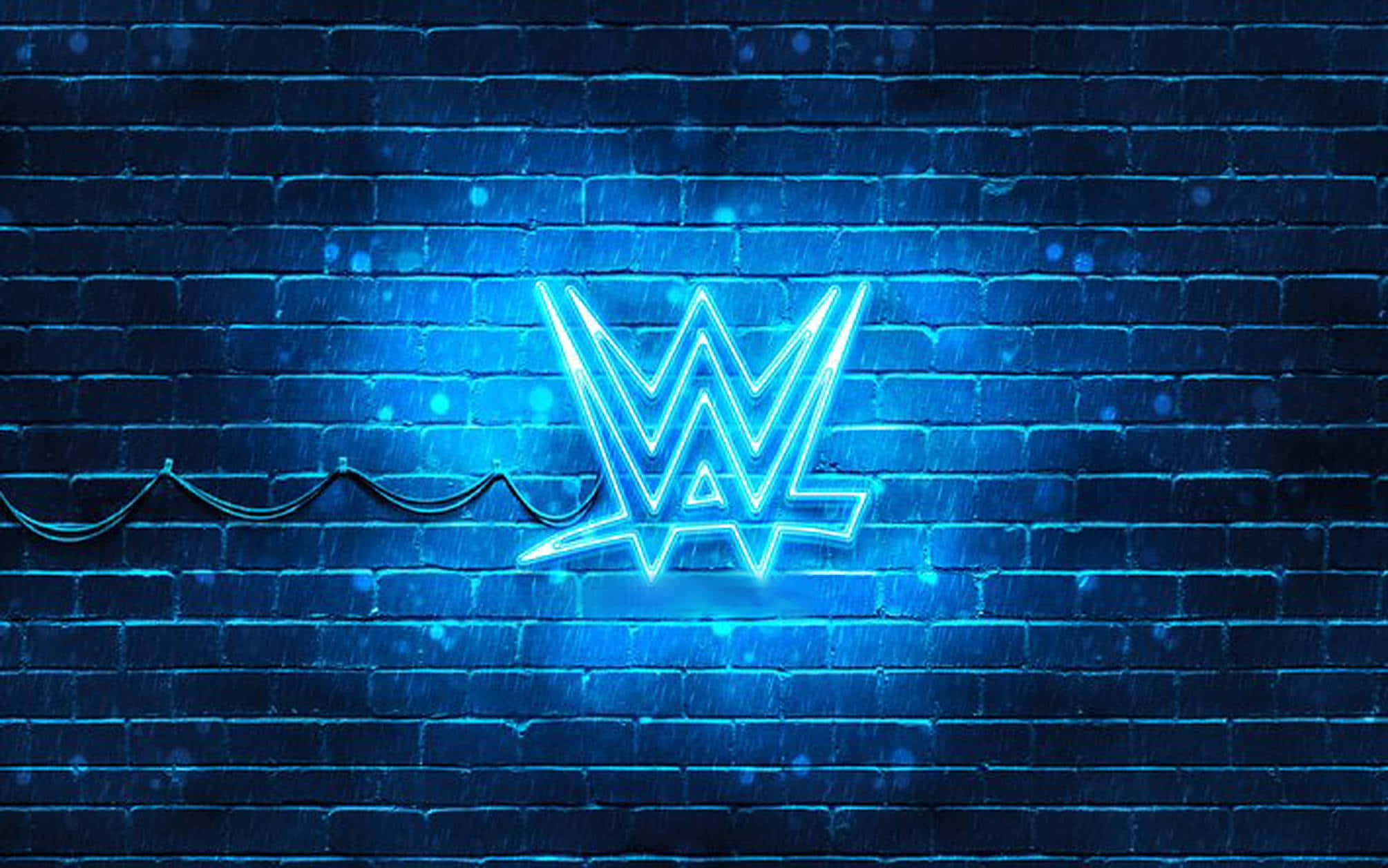 WWE Logo 桌布 壁紙 — 發光的藍色霓虹燈WWE標誌在夜雨中照亮濕磚牆。