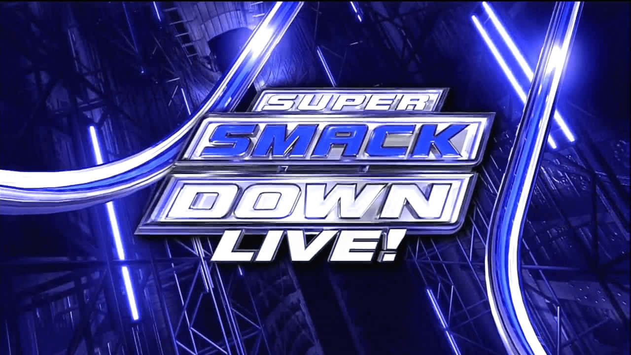 桌布 壁紙 — 發光的藍色霓虹燈框住了在黑暗工業背景下大膽的「Super SmackDown Live!」標誌。