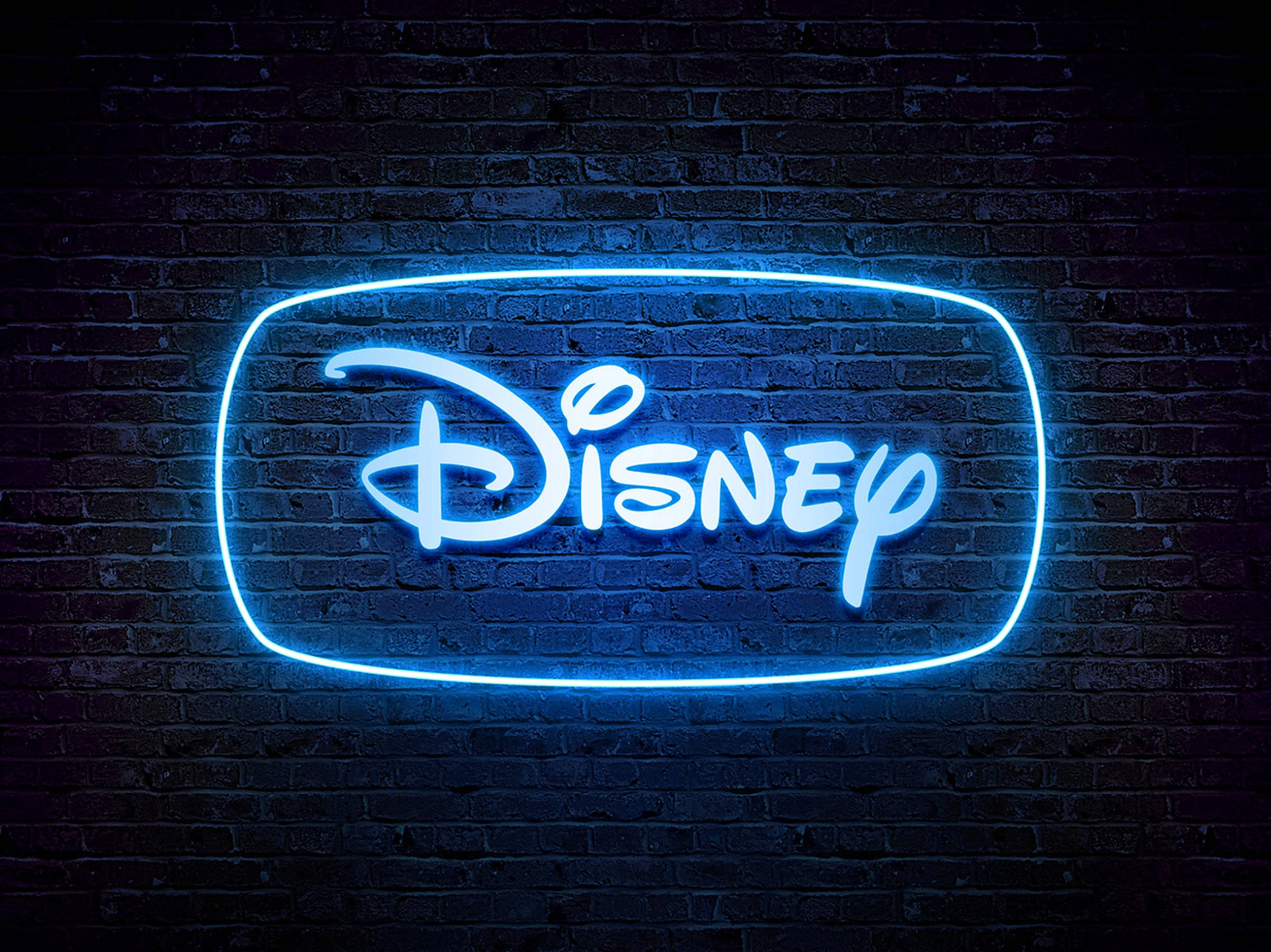 Disney Logo 桌布 壁紙 — 發光的藍色霓虹燈迪士尼標誌以鮮豔的電光照亮深色磚牆。