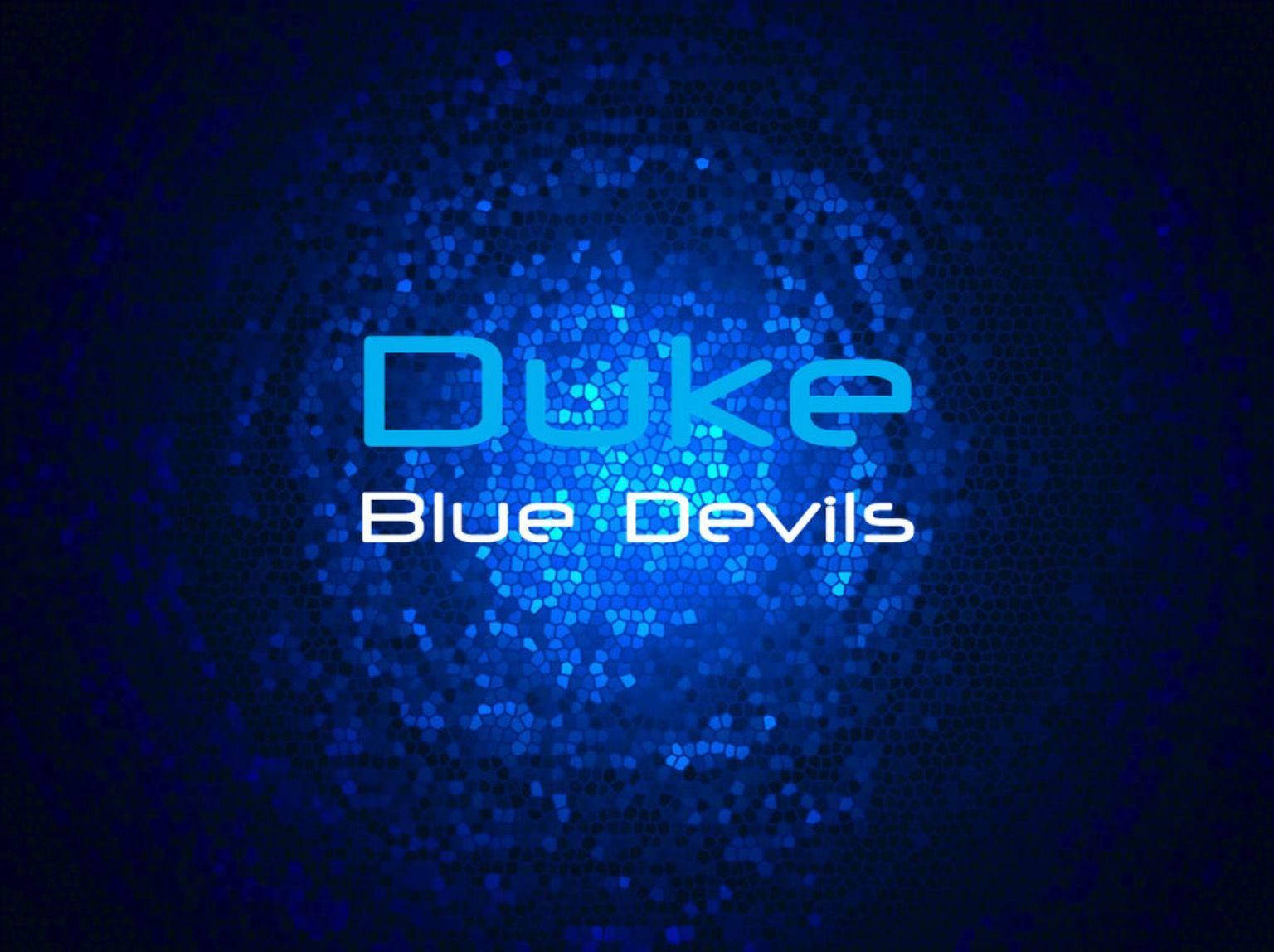 Duke Blue Devils 桌布 壁紙 — 發光的藍色馬賽克背景，以粗體白色和青色字體顯示 Duke Blue Devils 文字。