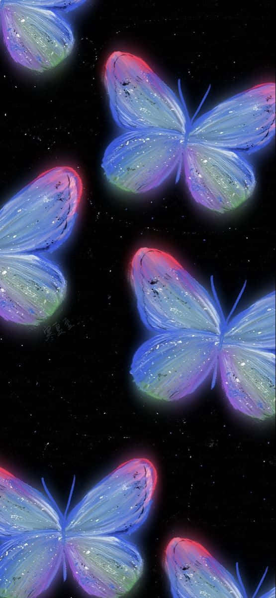 Cool Butterfly 桌布 壁紙 — 發光的虹彩蝴蝶，帶有藍色、紫色和紅色的邊緣，漂浮在繁星點點的黑色宇宙背景上。