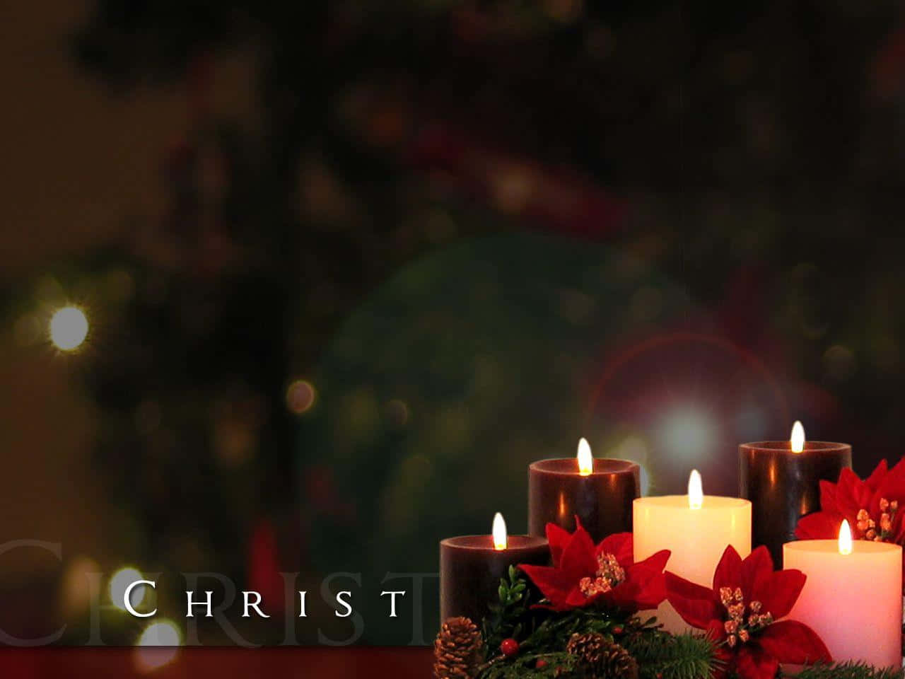 Advent 桌布 壁紙 — 發光的蠟燭和紅色聖誕紅佈置在節日餐桌上的背景，背景中有模糊的聖誕樹燈光。