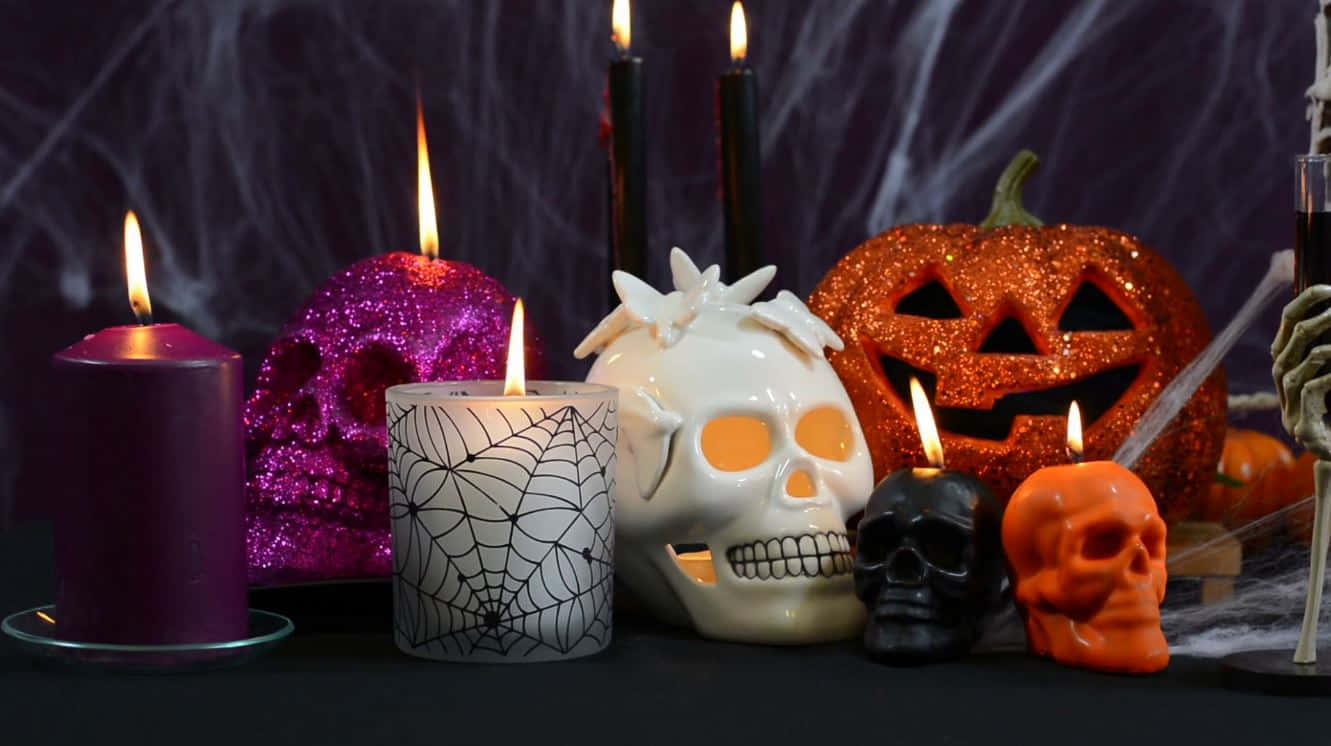 Halloween Props 桌布 壁紙 — 發光的蠟燭和閃閃發光的頭骨圍繞著一個傑克南瓜燈，背景是黑暗的蜘蛛網。