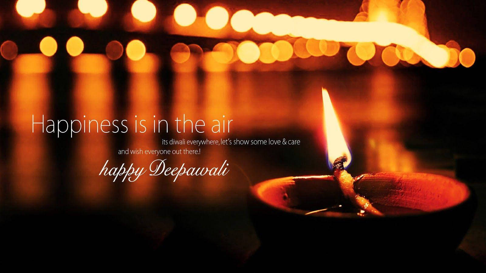 Happy Diwali 桌布 壁紙 — 發光的迪亞蠟燭在模糊的散景背景中溫暖地閃爍，金色燈光在水面上反射。