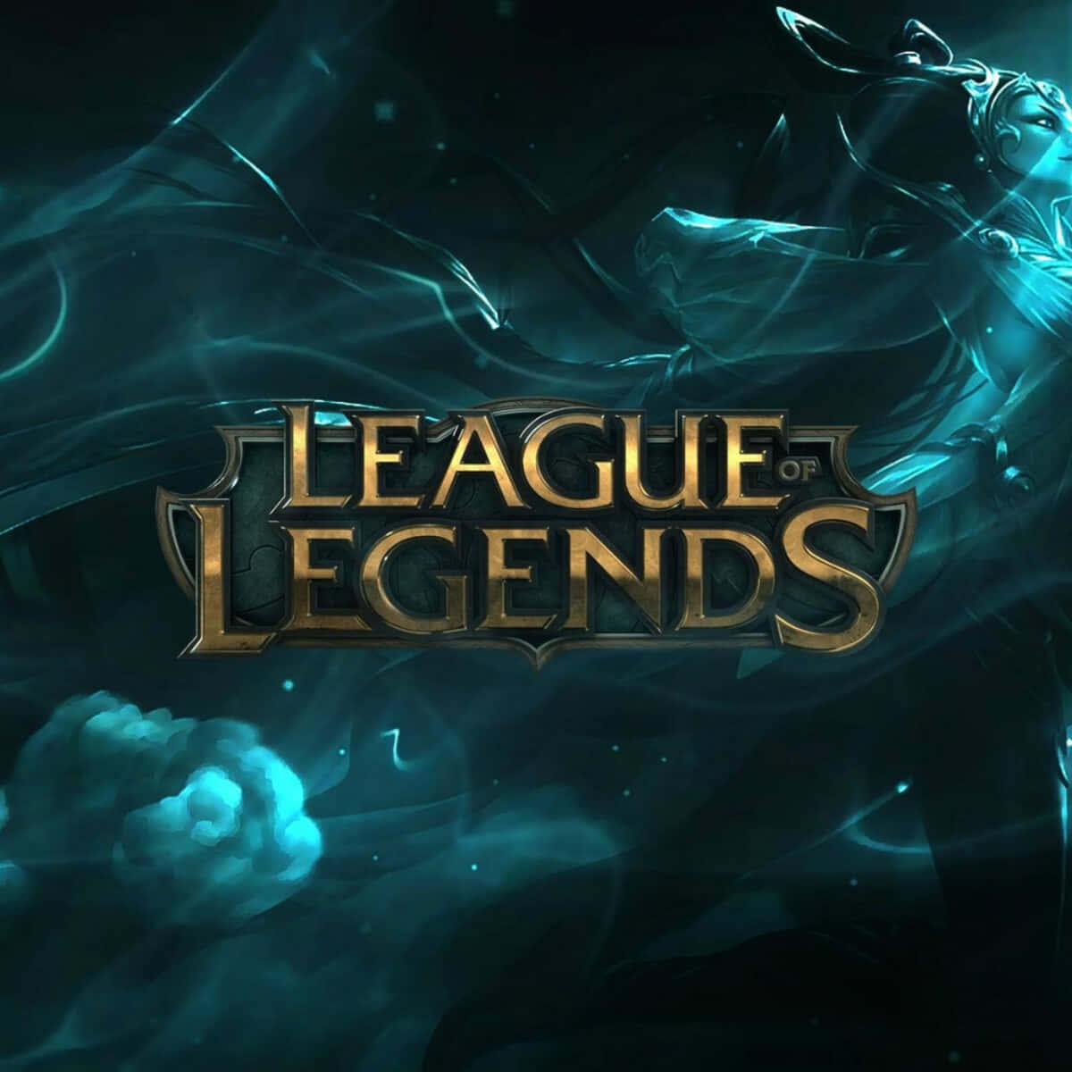 Best League Of Legends 桌布 壁紙 — 發光的金色 League of Legends 標誌從旋轉的藍綠色迷霧中浮現，背後隱約有一個陰暗的裝甲身影。