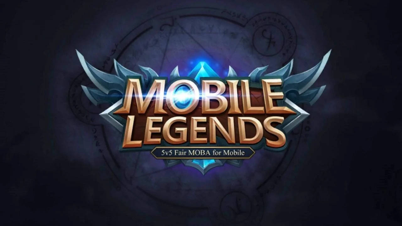 mobile legends logo 桌布 壁紙 — 發光的金色「Mobile Legends」標誌，帶有藍色翅膀和神秘符號，背景為黑暗魔法風格。
