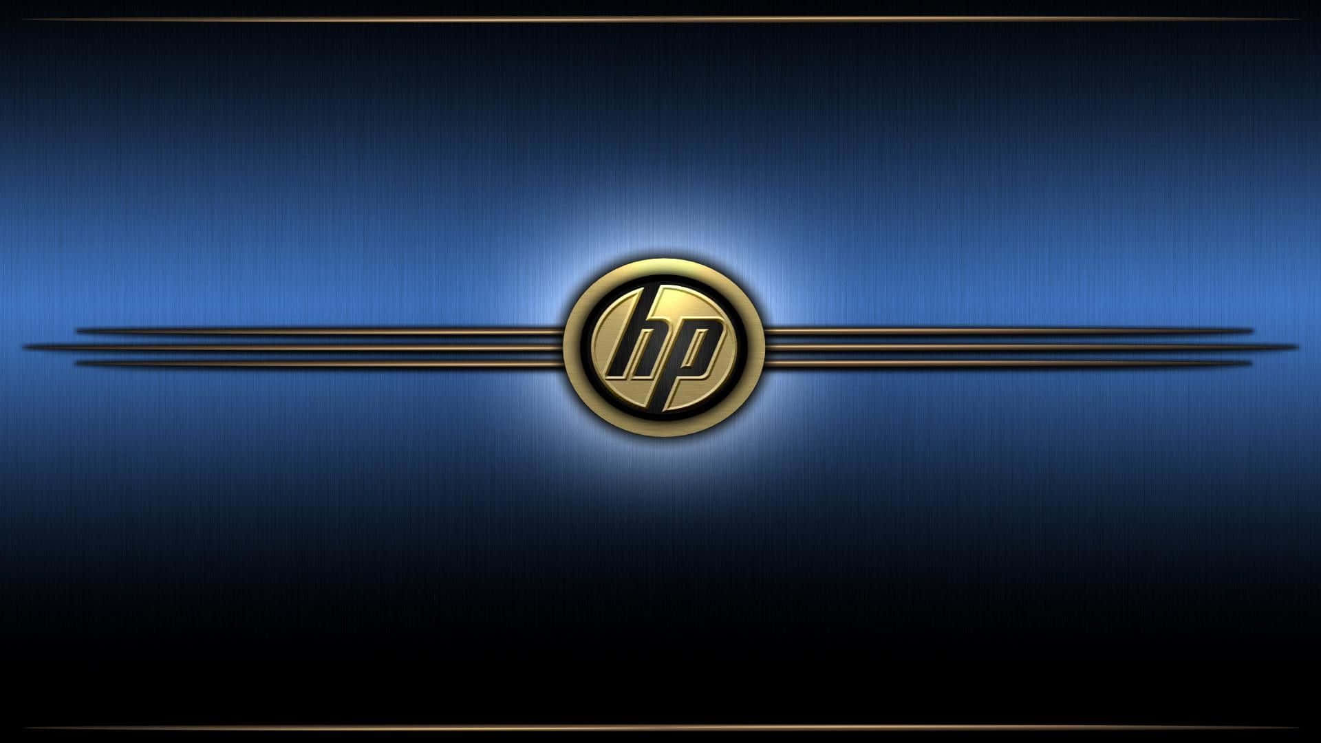 HP 桌布 壁紙 — 發光的金色HP標誌居中在帶有水平條紋的漸變藍色拉絲金屬背景上。