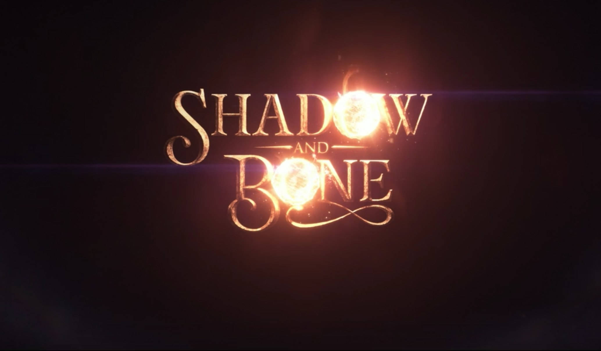 shadow 桌布 壁紙 — 發光的金色標題陰影和骨頭在黑暗背景上散發光芒，帶有鏡頭光暈。