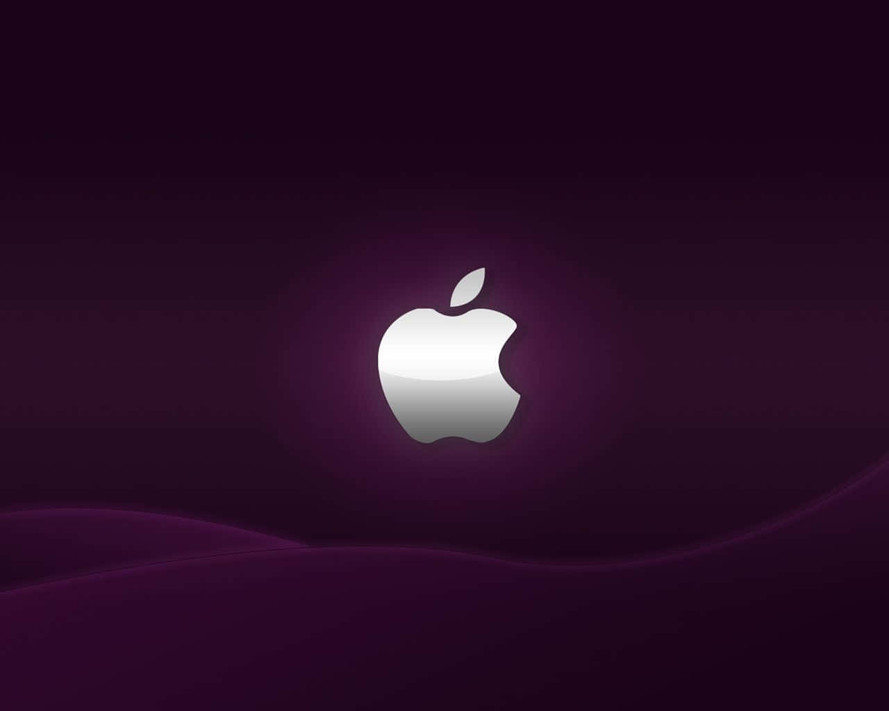 Dark Purple Desktop 桌布 壁紙 — 發光的銀色 Apple 標誌置於深紫色漸變背景中央，帶有柔和波浪狀光效。