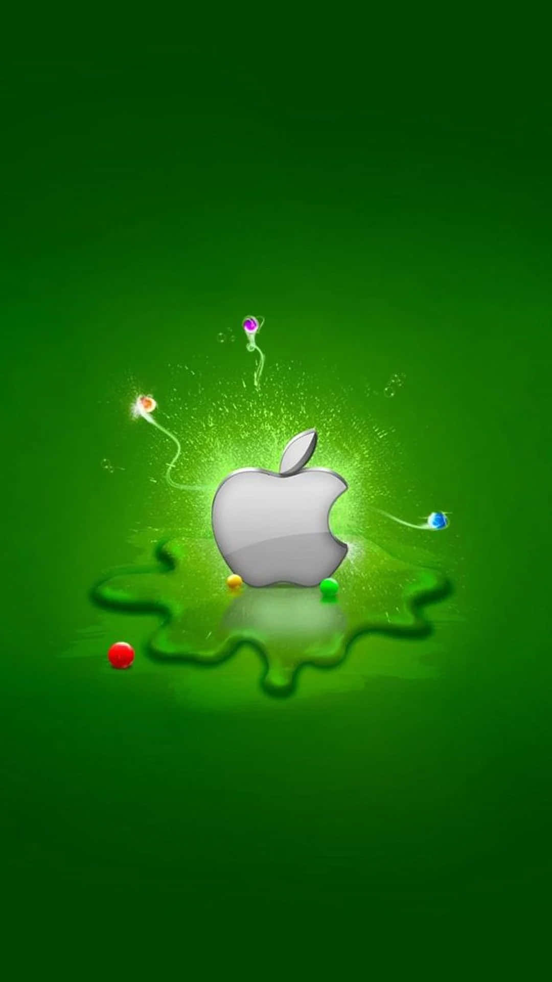 蘋果 桌布 壁紙 — 發光的銀色Apple標誌在充滿活力的綠色漸變背景上散發出彩色火花和液滴。