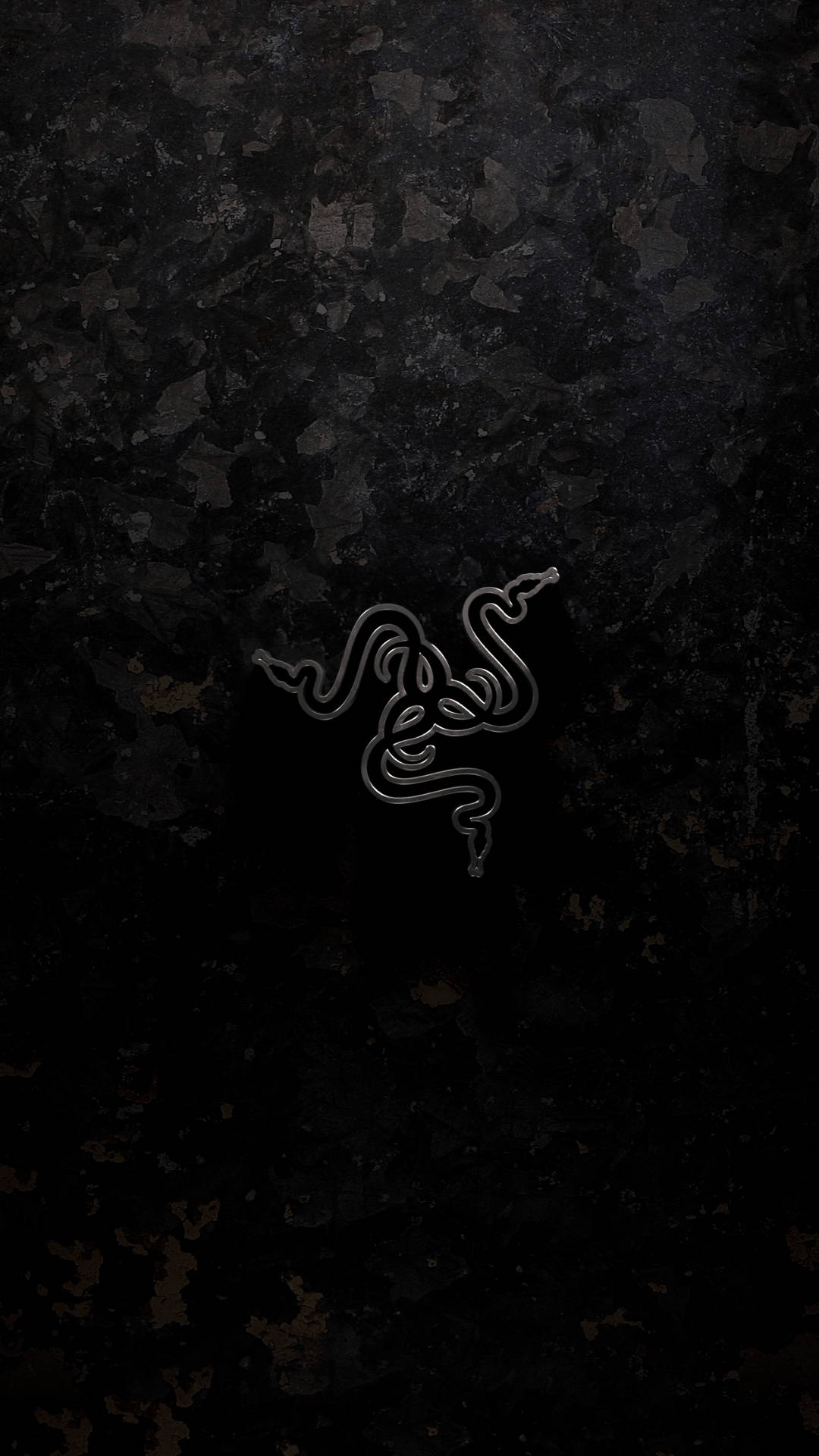 雷蛇 桌布 壁紙 — 發光的銀色Razer標誌蜿蜒穿過紋理黑暗的垃圾背景。