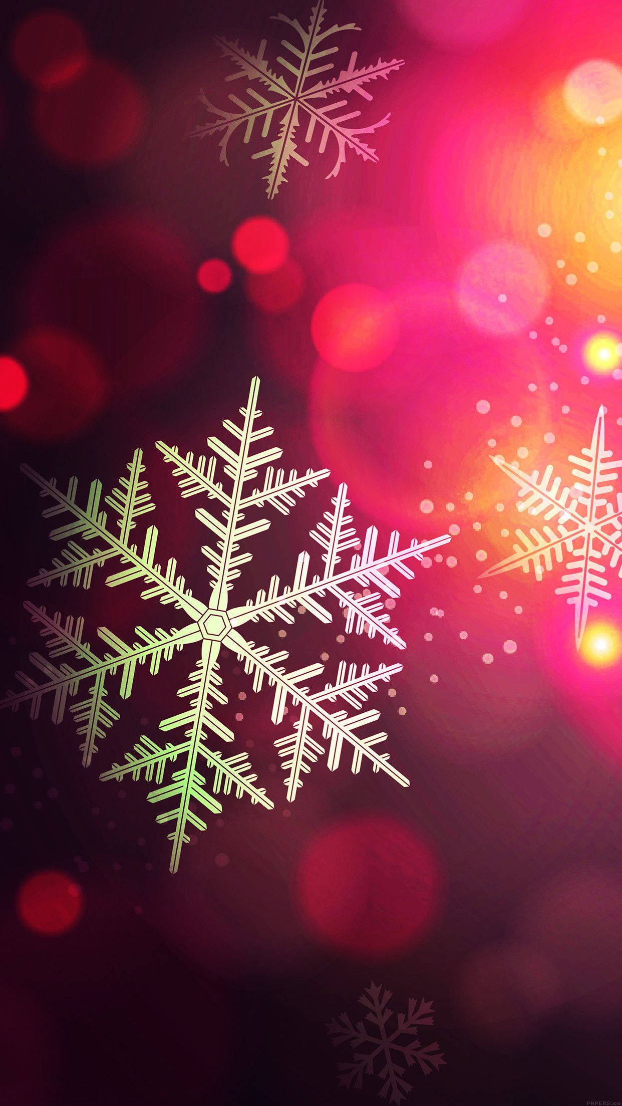 聖誕節 桌布 壁紙 — 發光的雪花在紅色和粉紅色的鮮豔散景背景上漂浮，並帶有發光球體。