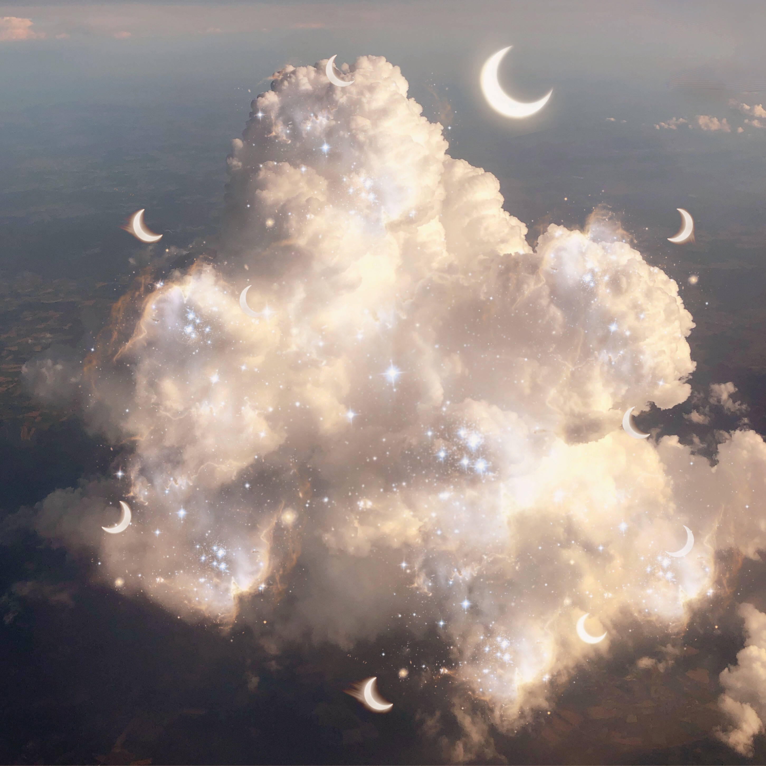 雲朵 桌布 壁紙 — 發光的雲層形成，帶有嵌入的星星和多個新月漂浮在遙遠的風景之上。