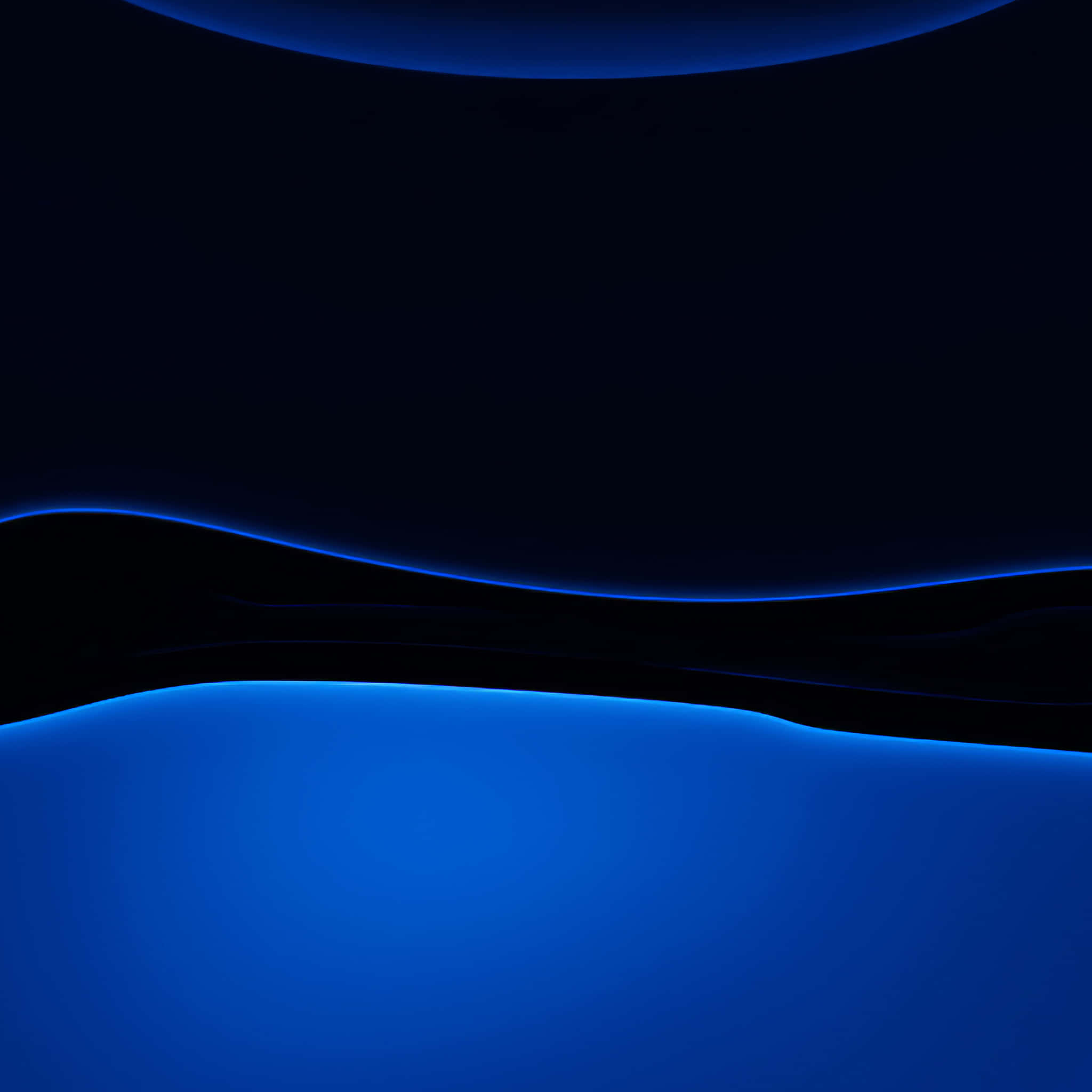 Solid Blue iPhone 桌布 壁紙 — 發光的電藍色波浪在深邃的黑色虛空中彎曲，創造出未來主義的抽象數位藝術場景。