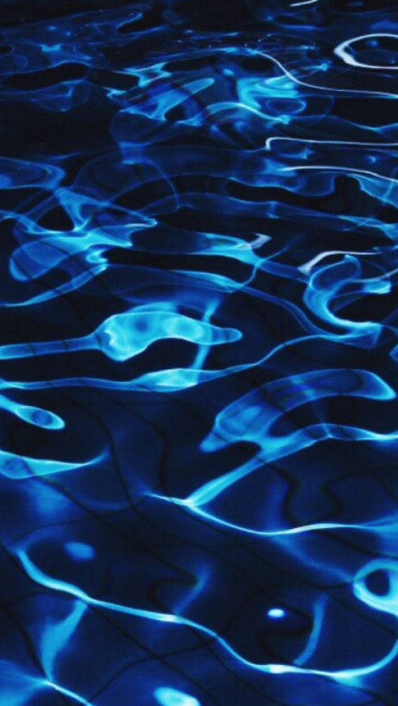 dark blue aesthetic tumblr 桌布 壁紙 — 發光的電藍色漣漪在黑暗的水面上舞動，營造出空靈迷人的抽象圖案。