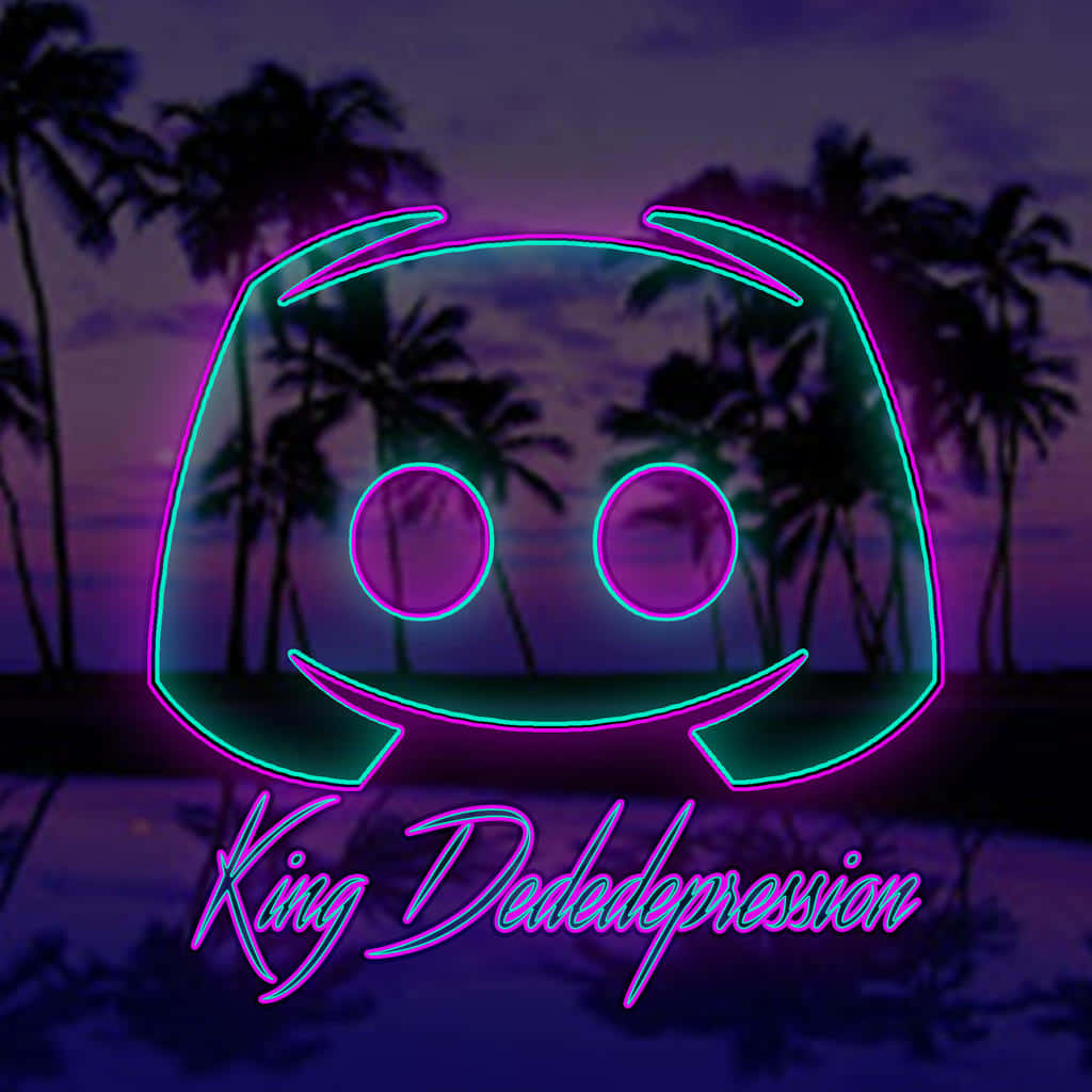 Discord 桌布 壁紙 — 發光的霓虹燈Discord標誌在暮色海灘上閃耀，棕櫚樹在紫色和粉紅色調中形成剪影。