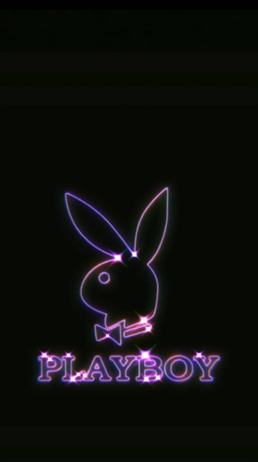 花花公子 桌布 壁紙 — 發光的霓虹燈Playboy兔子標誌，帶有閃爍星星，背景為黑色。