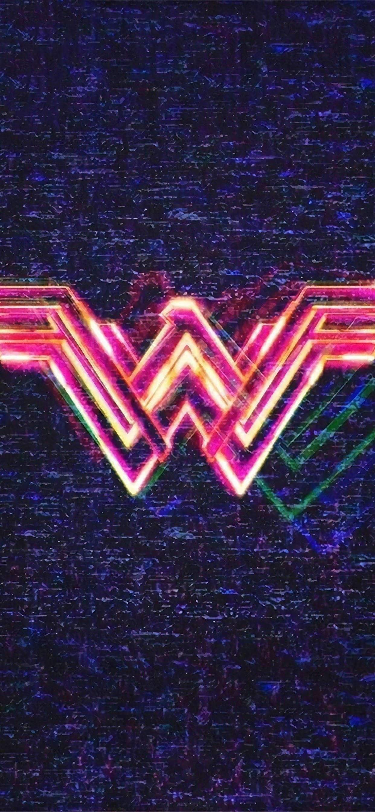 Wonder Woman 1984 桌布 壁紙 — 發光的霓虹粉紅和黃色神力女超人標誌在帶有數位故障效果的深色紋理藍色背景上脈動。
