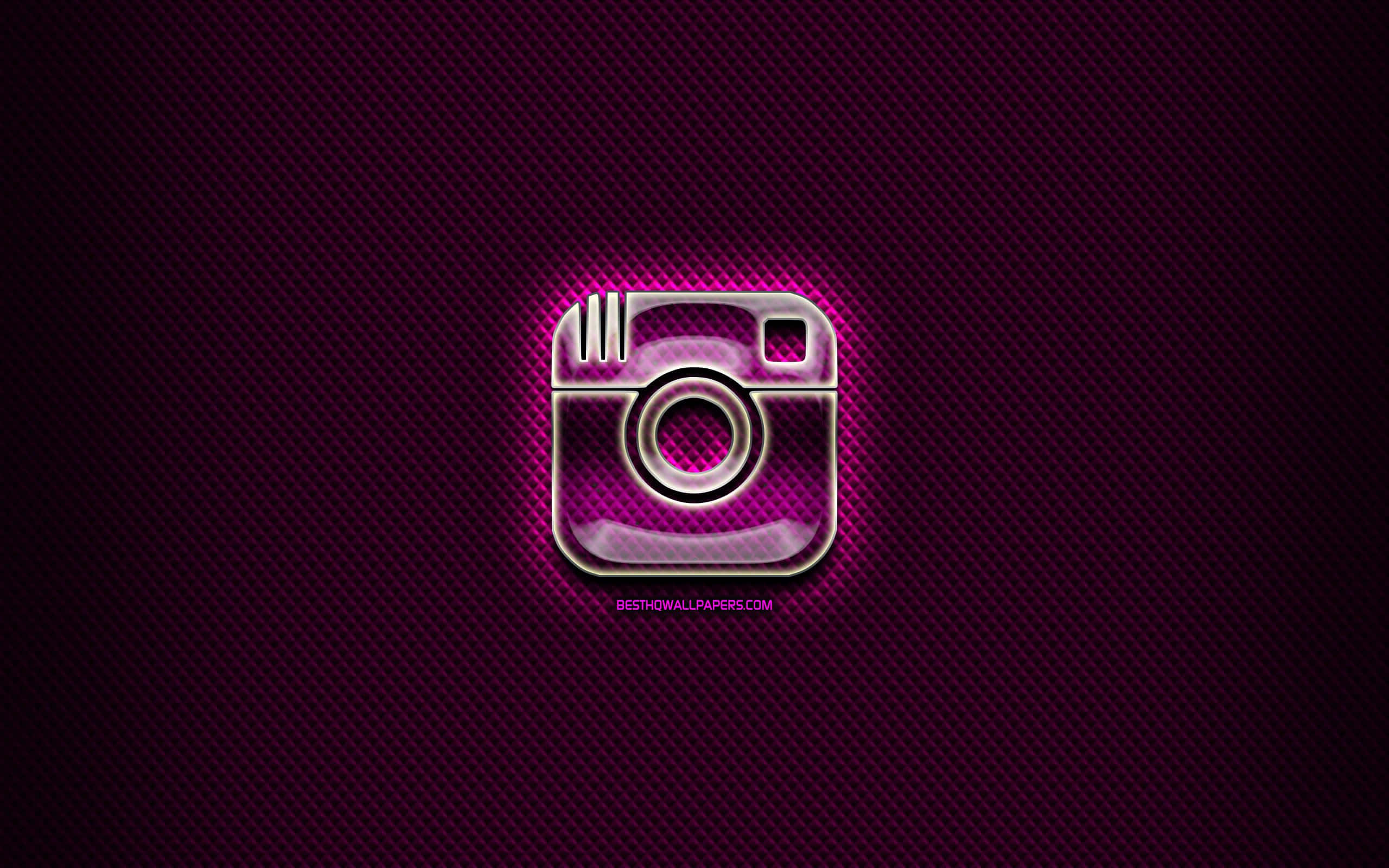 Logo Design 桌布 壁紙 — 發光的霓虹粉紅色Instagram標誌，居中於深紫紅色紋理背景上。