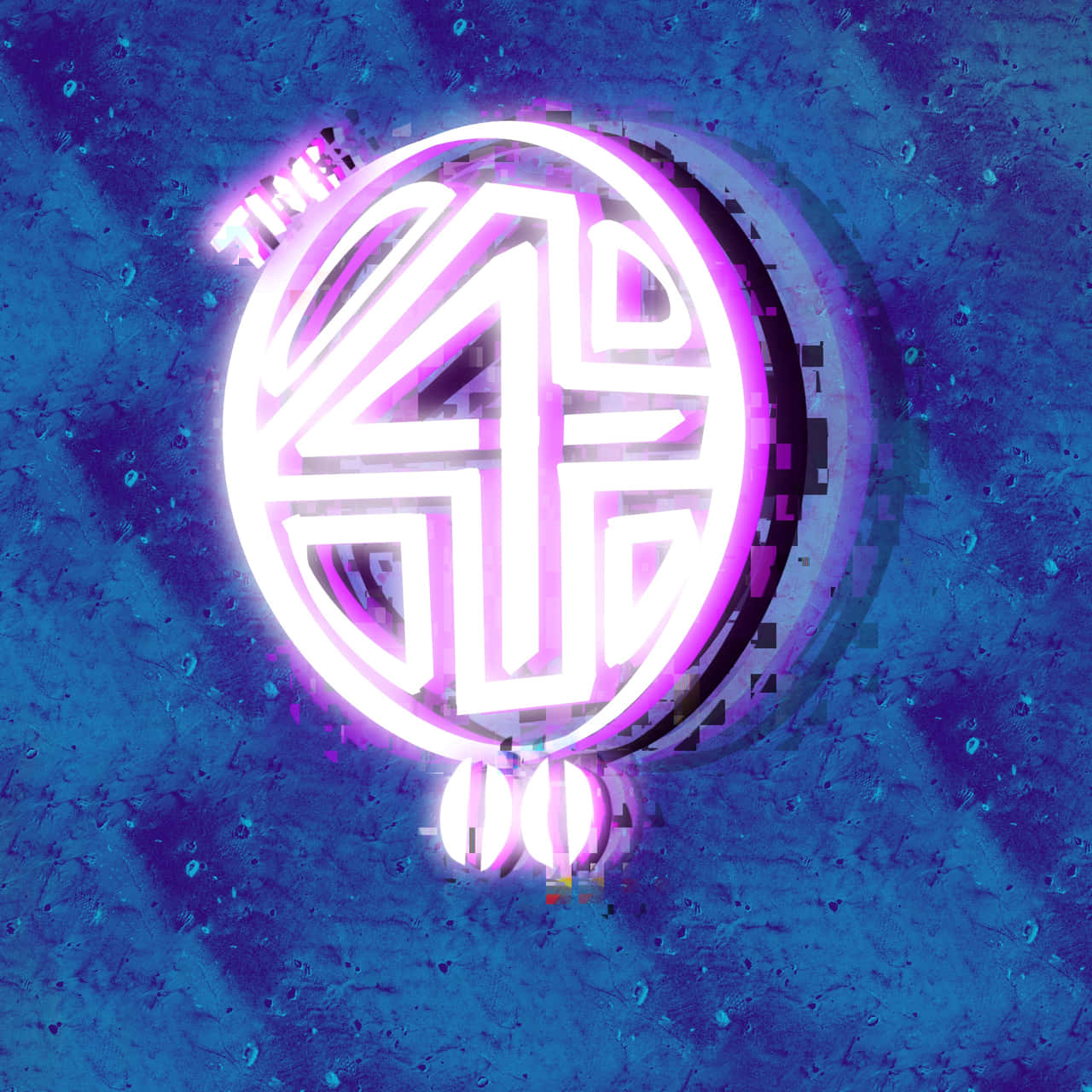 遊戲 桌布 壁紙 — 發光的霓虹紫色數位時鐘帶有故障效果，在紋理藍色背景上脈動。