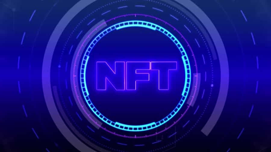 NFT 桌布 壁紙 — 發光的霓虹藍色和紫色 NFT 文字居中於一個帶有同心圓形 HUD 元素的未來數位介面中。