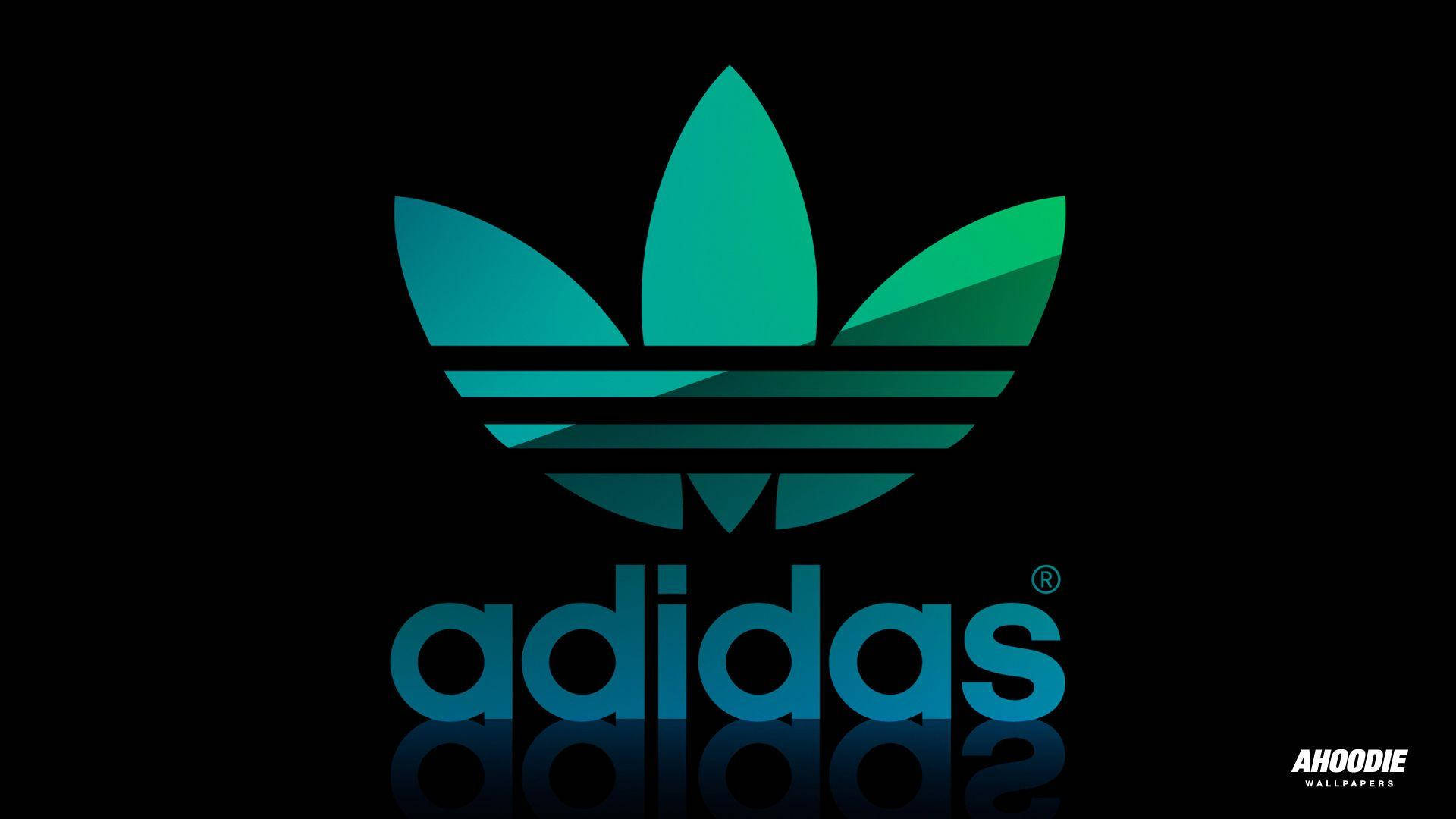 愛迪達 桌布 壁紙 — 發光的青綠色Adidas標誌，帶有三條紋和品牌名稱，位於黑色背景上並有反射。