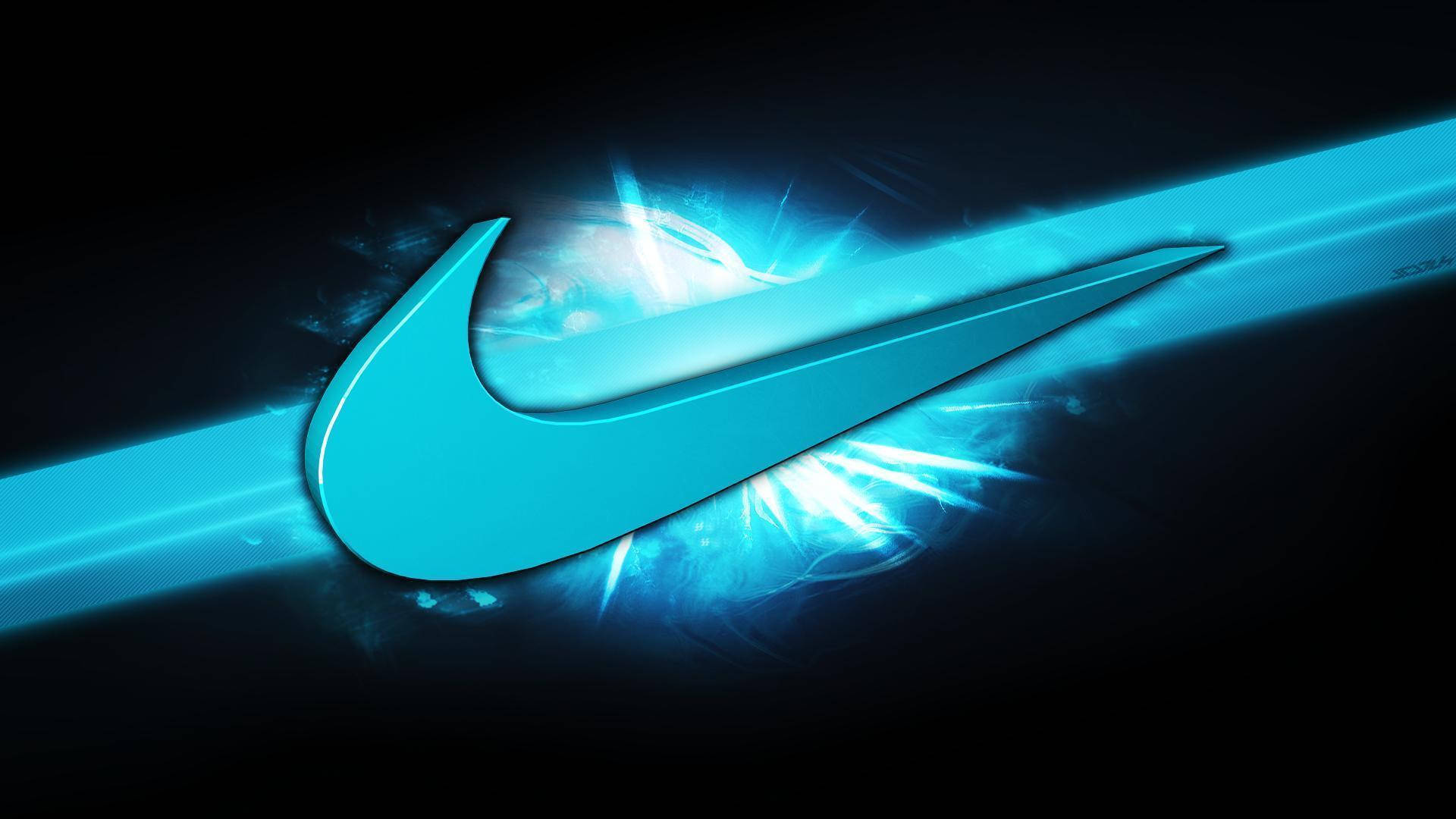 酷炫耐吉 桌布 壁紙 — 發光的青色Nike勾號在黑暗背景上散發出電光藍色光芒，並伴有動態能量爆發。