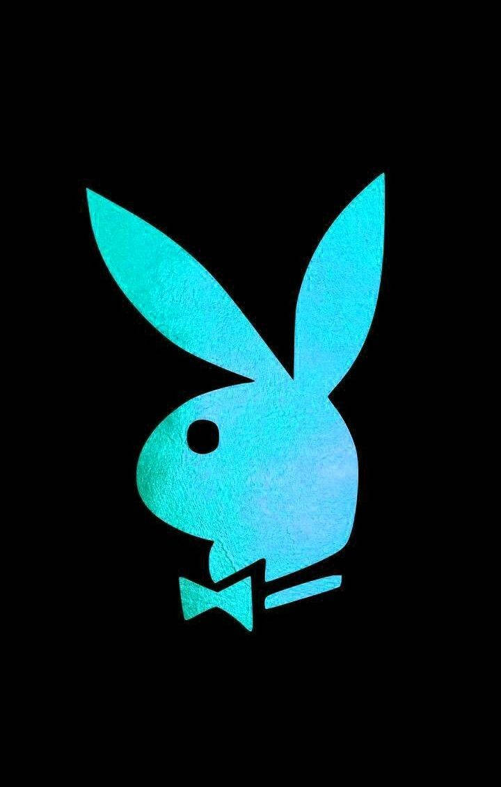 花花公子 桌布 壁紙 — 發光的青色Playboy兔子標誌配以蝴蝶結，在純黑色背景上突出顯示。