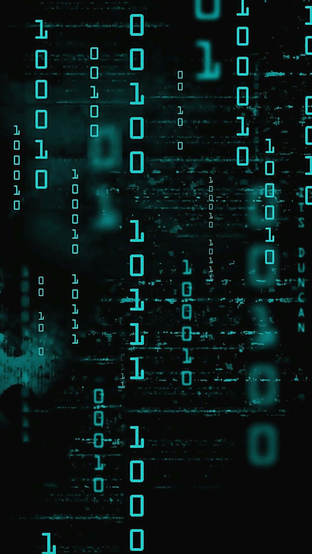程式設計 桌布 壁紙 — 發光的青色二進制代碼的數字雨在黑暗屏幕上層疊而下，帶有故障效果和模糊文字。