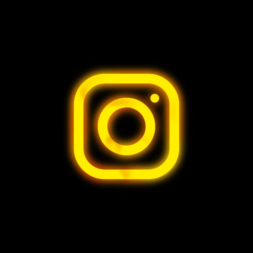 Logo Design 桌布 壁紙 — 發光的黃色Instagram標誌圖標在純黑色背景上散發柔和光暈。